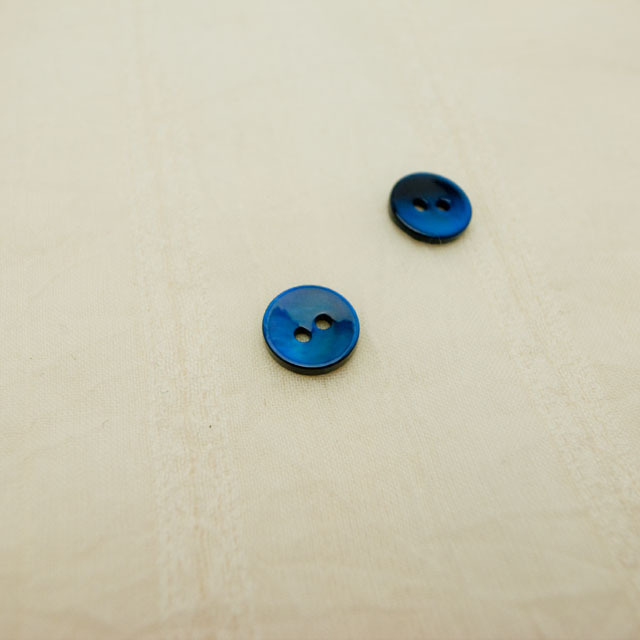 【丸型(染めボタン)】黒蝶貝　貝ボタン#00104 2穴10mm　C/#BLUE