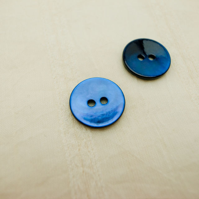 【丸型(染めボタン)】黒蝶貝 貝ボタン#00104 2穴15mm C/#BLUE