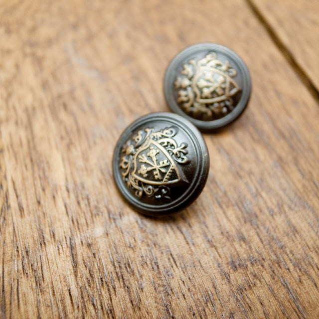 【丸型(エンブレムボタン)】真鍮ボタン#DM108 1穴1８mm　C/#GBM